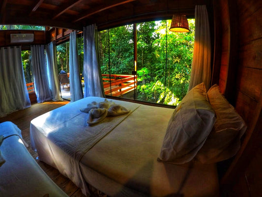 na foto o quarto do bangalo amazon premium lodge